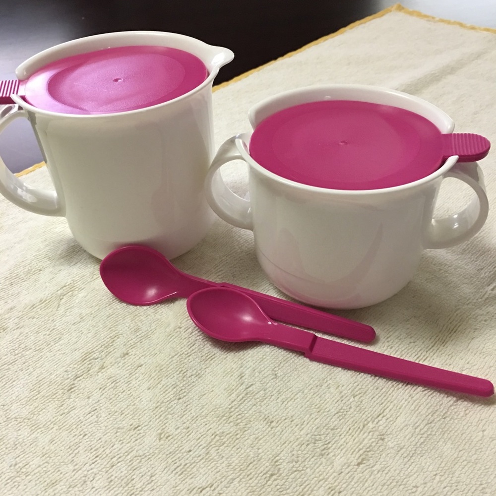 Tupperware sugar and creamer set.